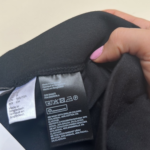 ❤️🆕 H & M black stretchy midi skirt size small - Picture 4 of 4